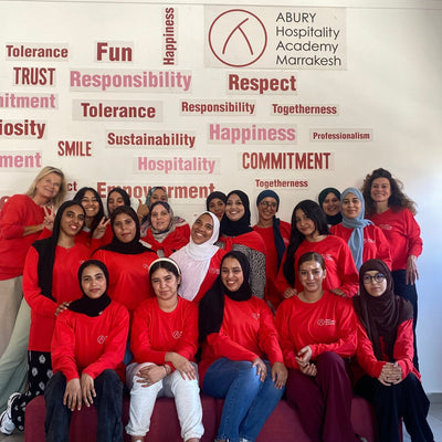 Gruppenfoto der Teilnehmerinnen und des Teams von ABURY Hospitality Academy 