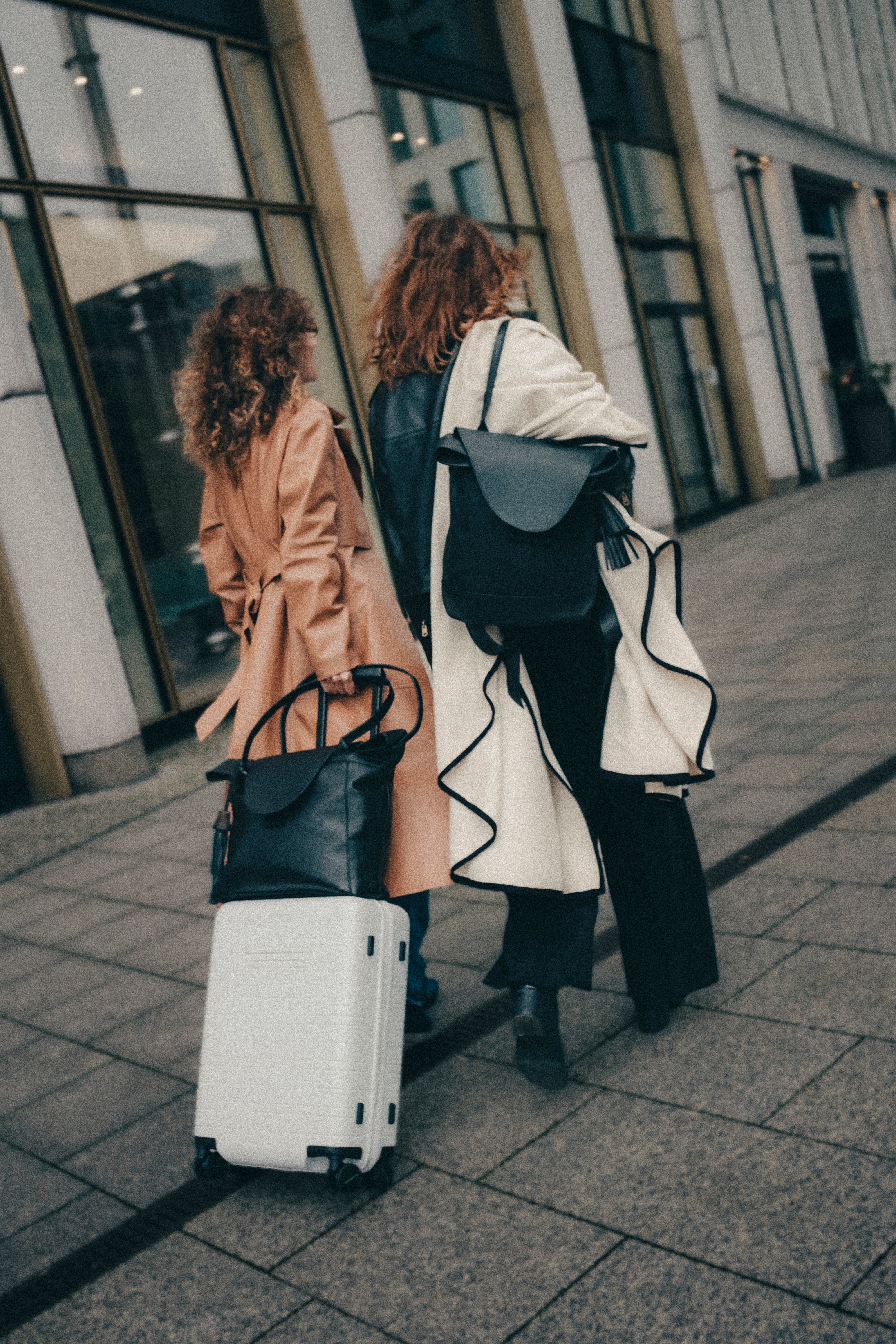 Frauen laufen durch die Straße mit ABURY Shopper Tasche und ABURY Rucksack in schwarz 