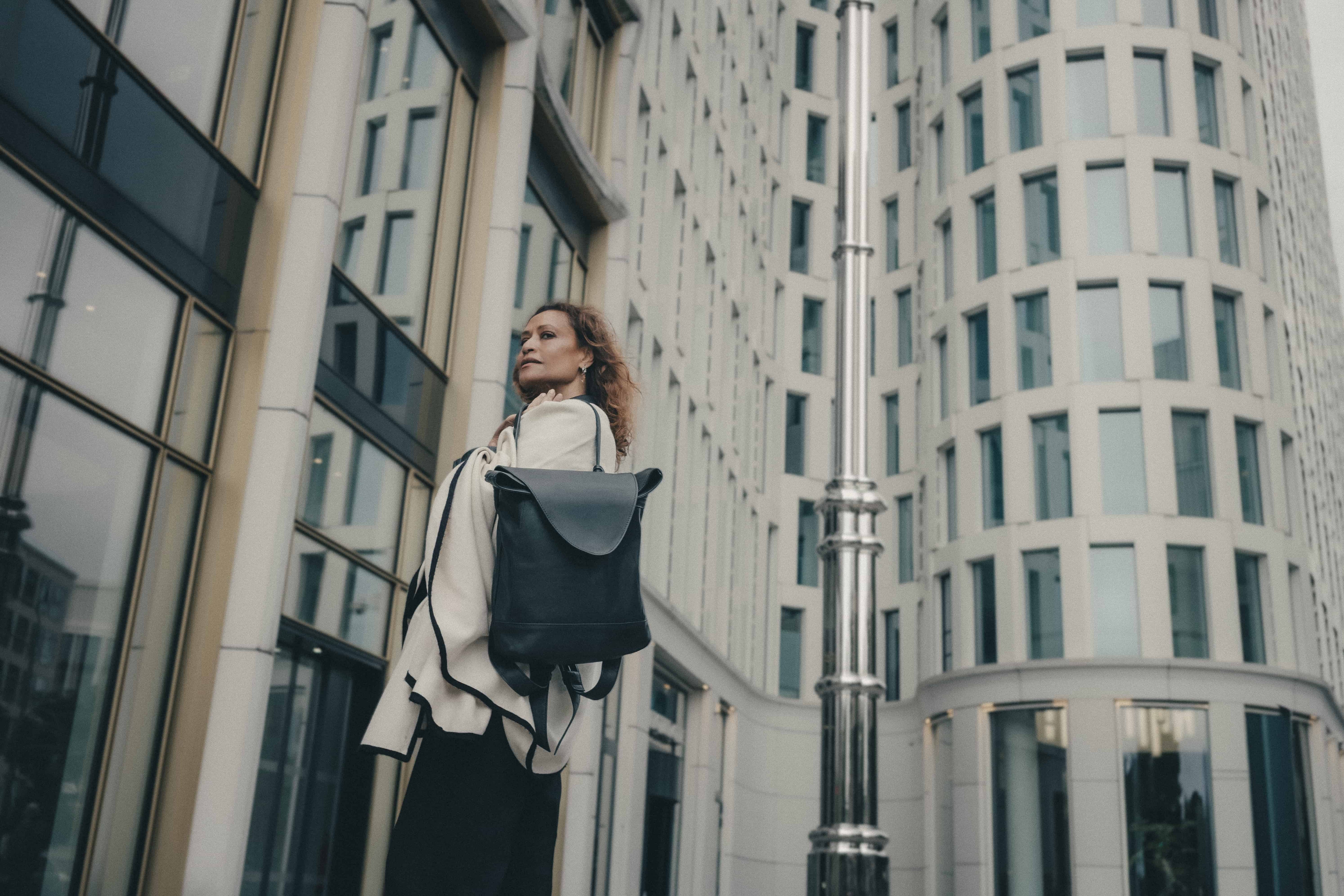 Model trägt schwarzen ABURY Rucksack #farbe_schwarz