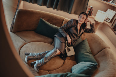 Model auf dem Sofa mit ABURY Mini Tote Bag in Khaki #farbe_khaki