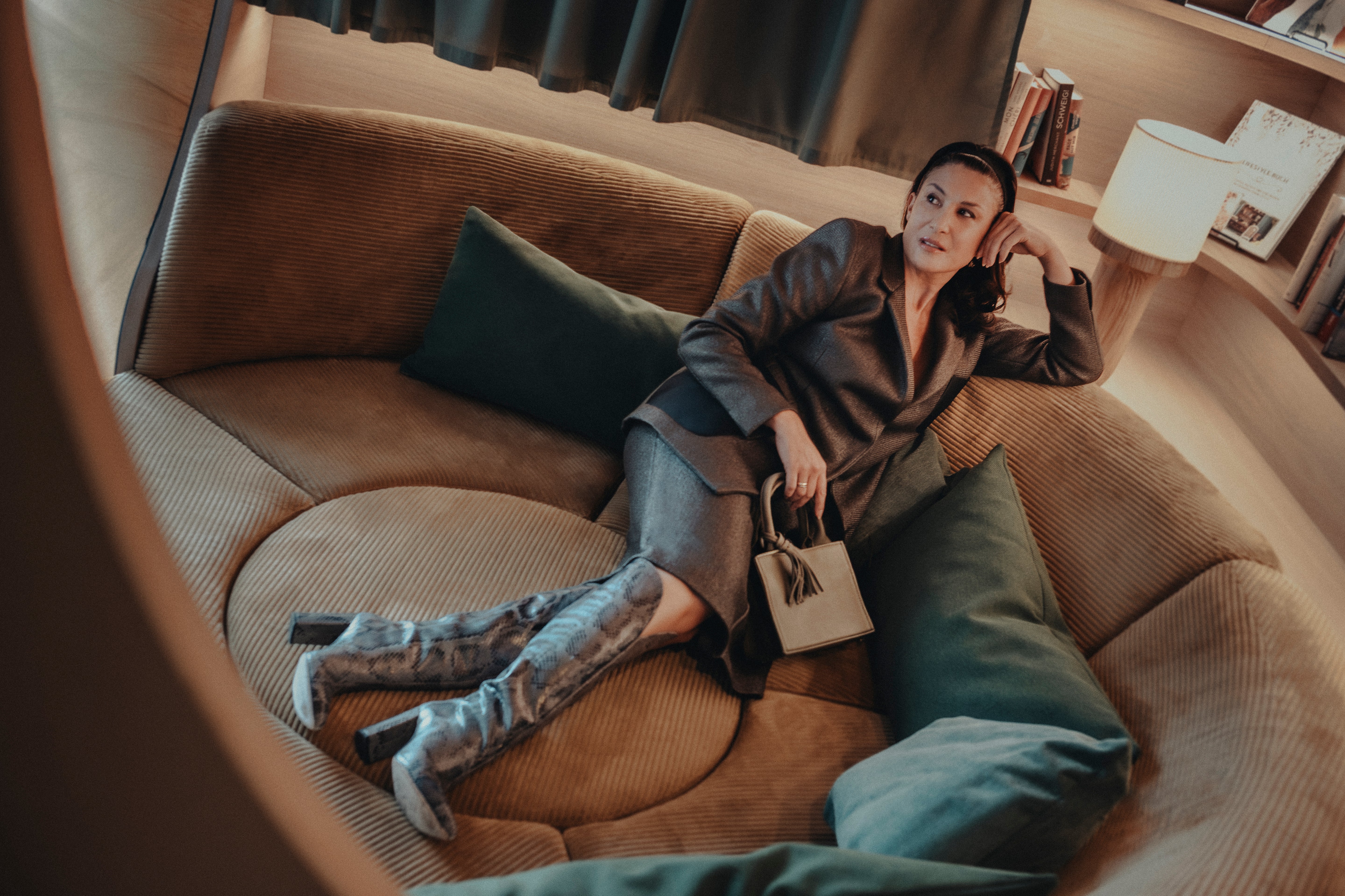 Model auf dem Sofa mit ABURY Mini Tote Bag in Khaki 