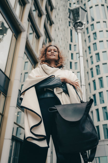 Model trägt schwarzen ABURY Rucksack 