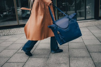 Model trägt dunkelblaue ABURY Shopper Tasche aus Leder 