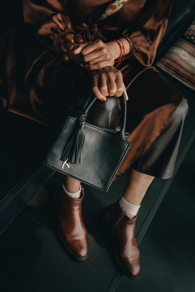 Model trägt schwarze Mini Tote Bag von ABURY #farbe_schwarz