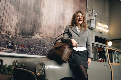Frau posiert vor einem alten Trabant mit einer braunen ABURY-Shopper. #farbe_braun