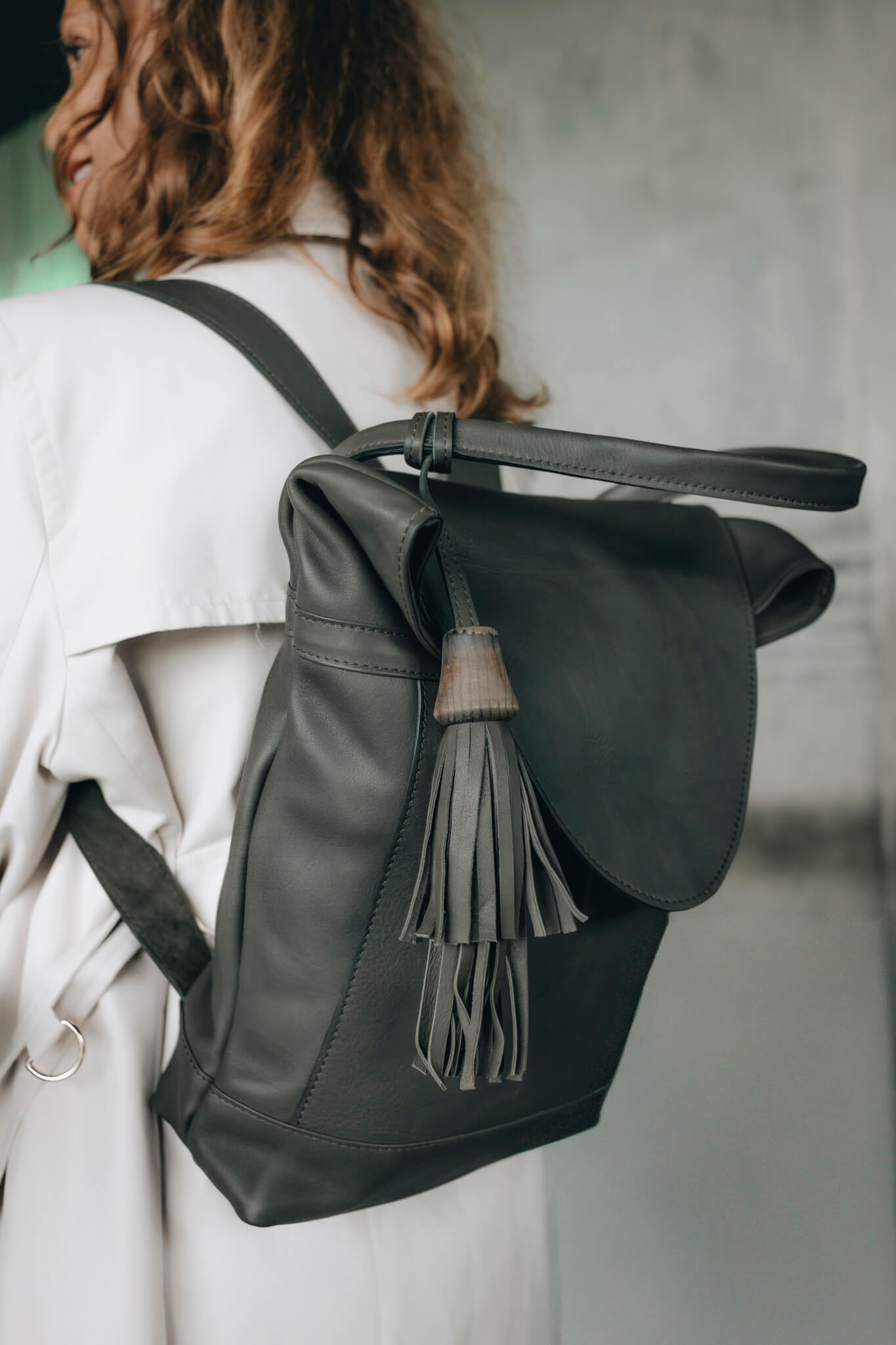 Frau trägt ein khakifarbener Rucksack von ABURY. #farbe_khaki
