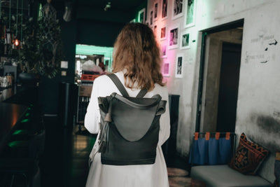 Frau trägt ein khakifarbener Rucksack von ABURY. #farbe_khaki