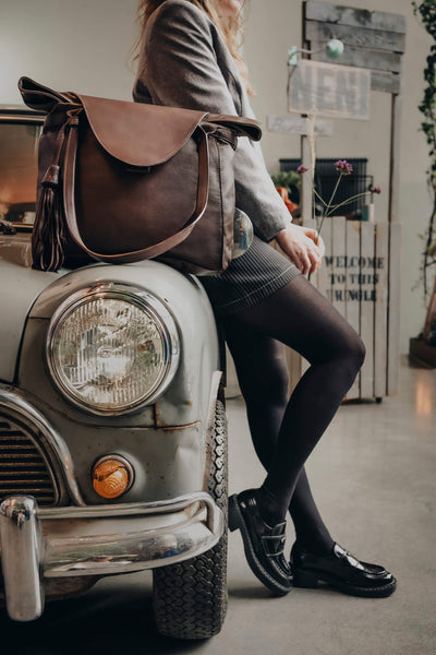 Frau posiert vor einem alten Trabant mit einer braunen ABURY-Shopper. #farbe_braun
