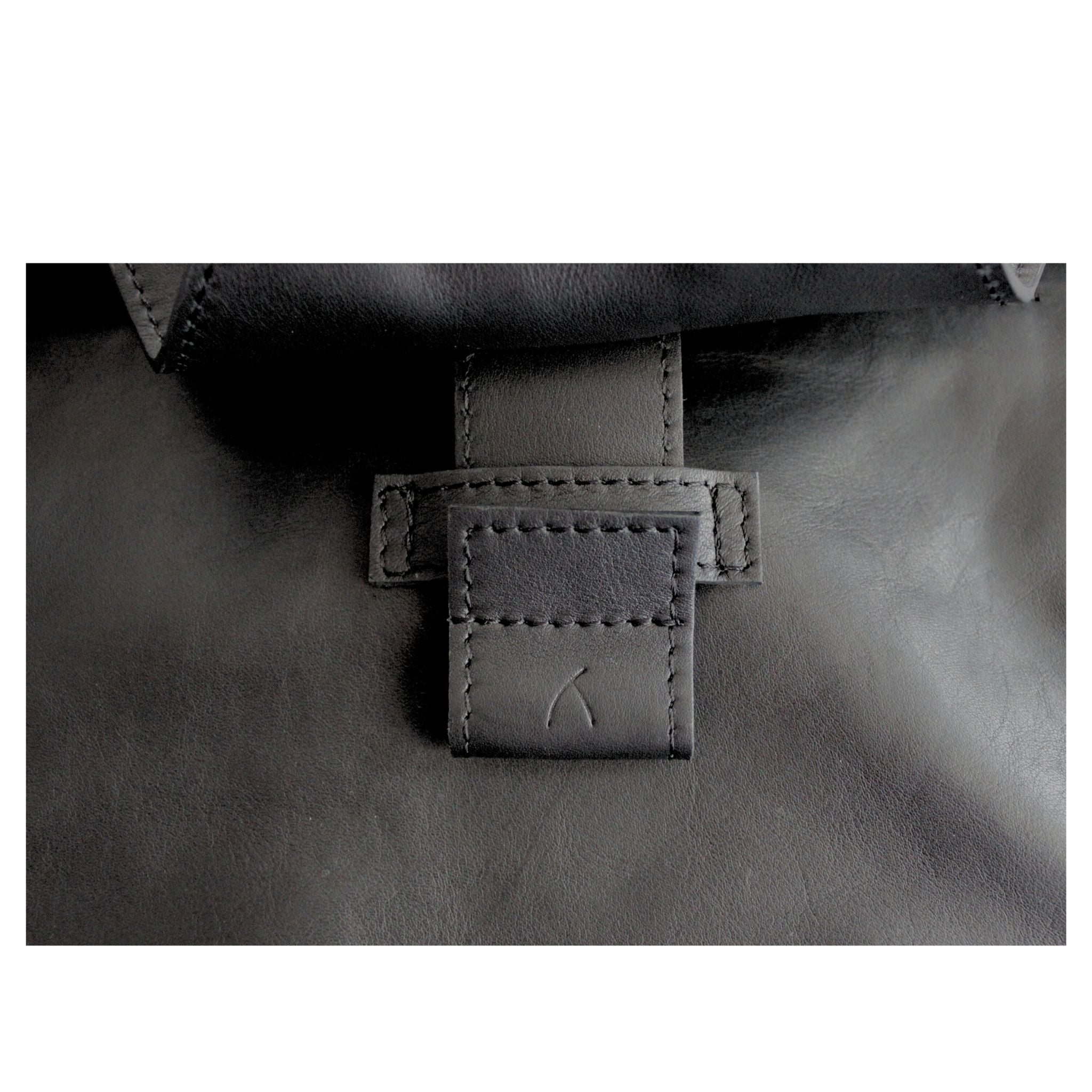 Nahaufnahme von dem schwarzen ABURY-Rucksack 