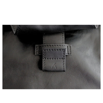 Nahaufnahme von dem schwarzen ABURY-Rucksack #farbe_schwarz
