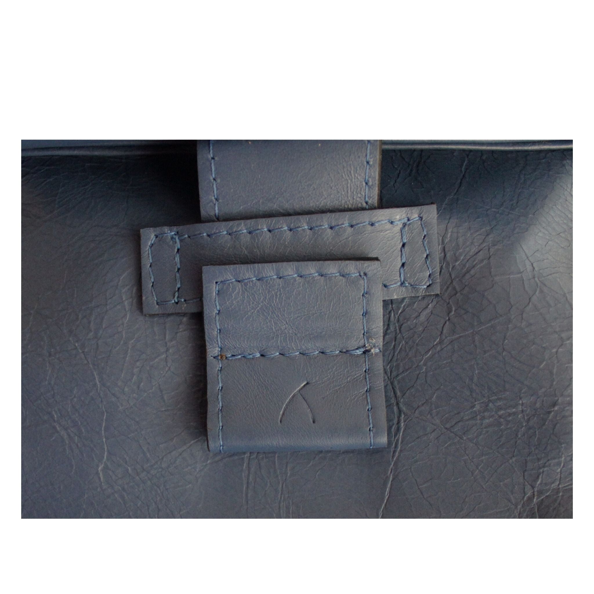 Nachaufnahme von dem blauen ABURY-Rucksack 