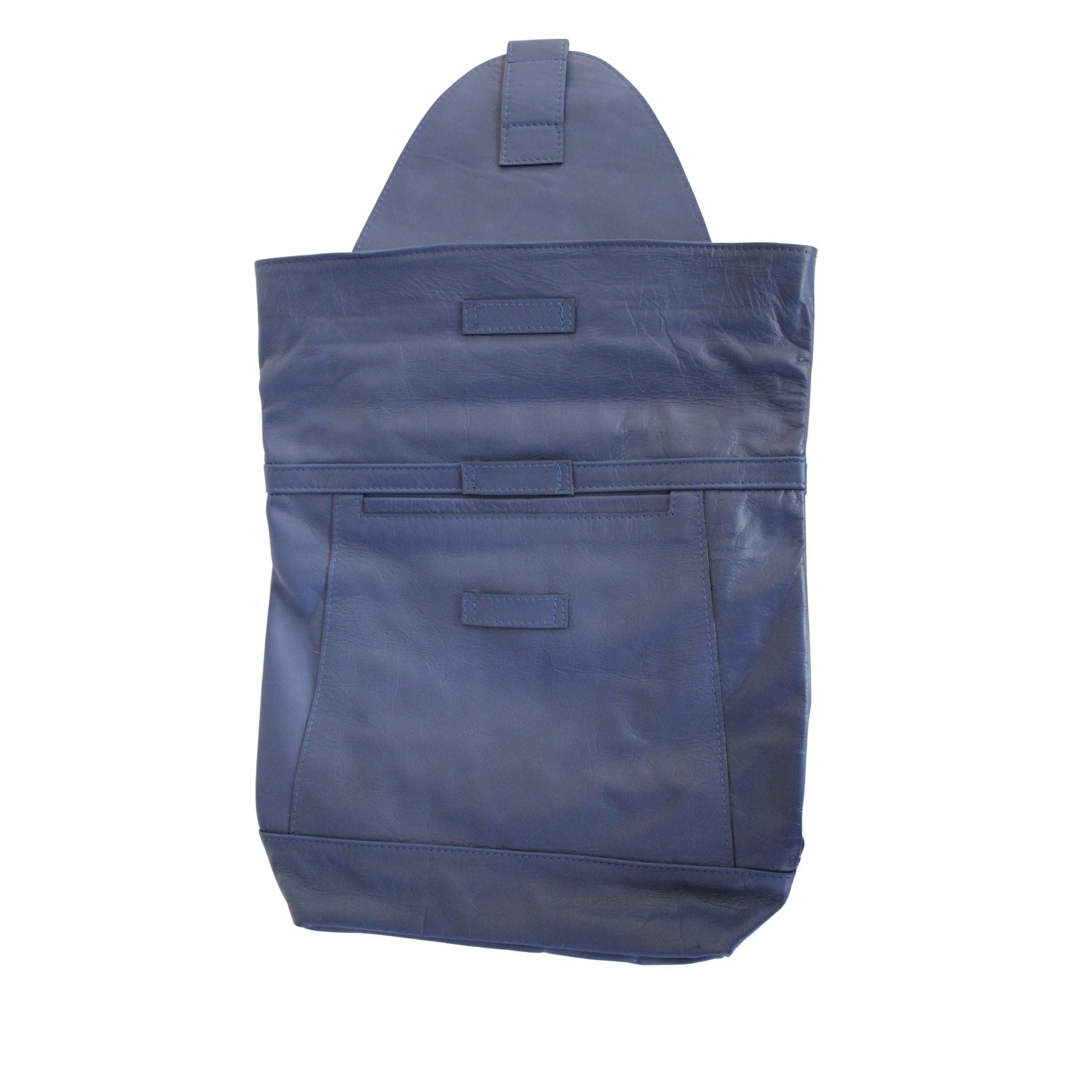 Vorderseite des blauen ABURY-Rucksacks. 