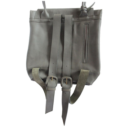 Rote Innenseite des khakifarbenen ABURY-Rucksacks. 