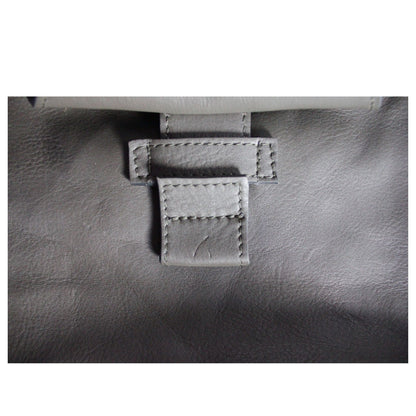 Nahaufnahme von khakifarbenem ABURY-Rucksack. 