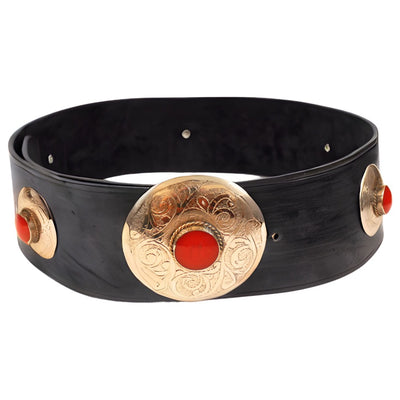 Schwarzer Gürtel aus Leder mit Metallapplikationen 