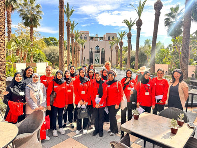 Gruppenfoto von Frauen, die das rote „ABURY Hospitality Academy”-Langarmshirt tragen.