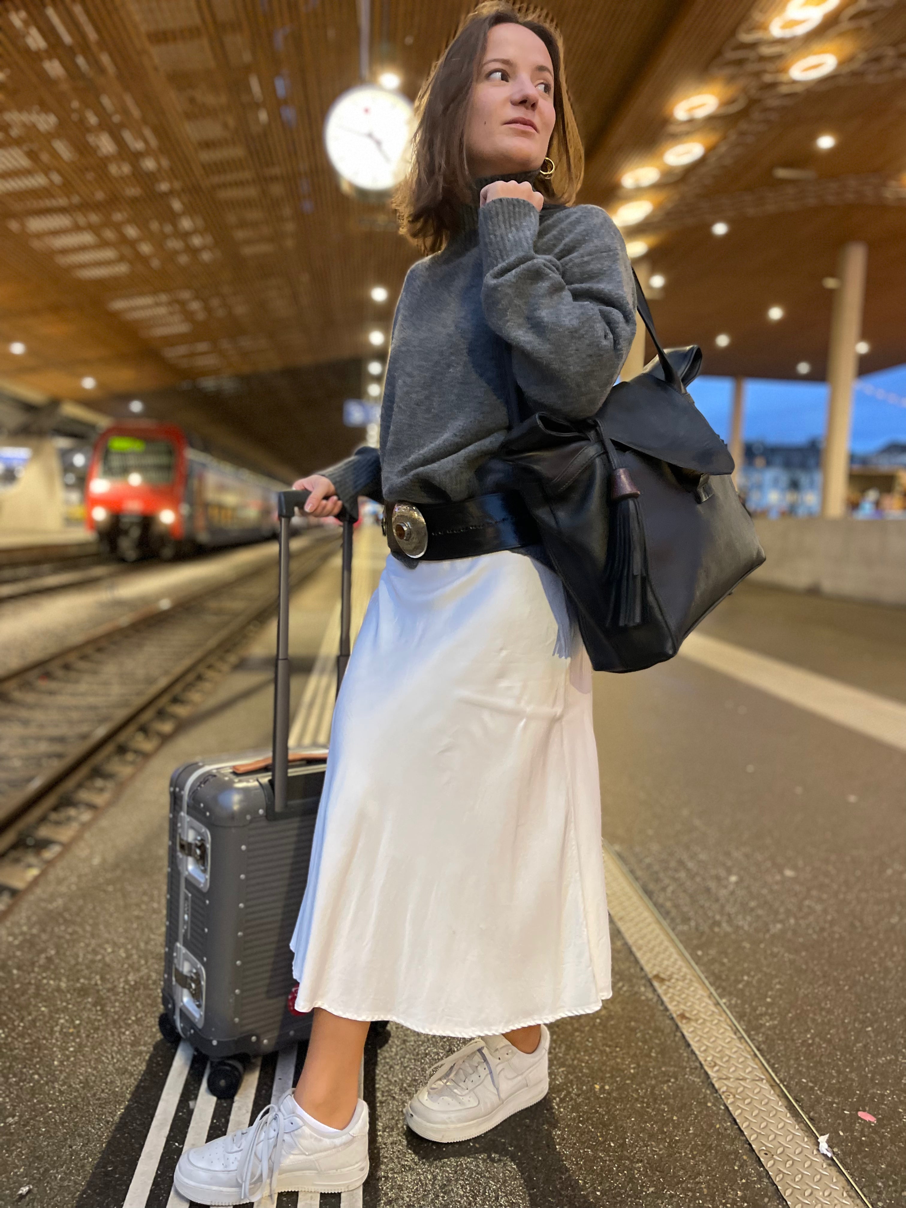 Frau mit schwarzem ABURY-Gürtel und schwarzer ABURY Shopper-Tasche aus Leder.