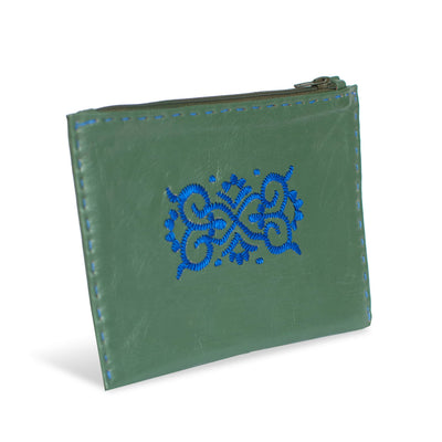 Vorderseite der grünen ABURY Besticktes Täschchen aus Leder. #farbe_gruen