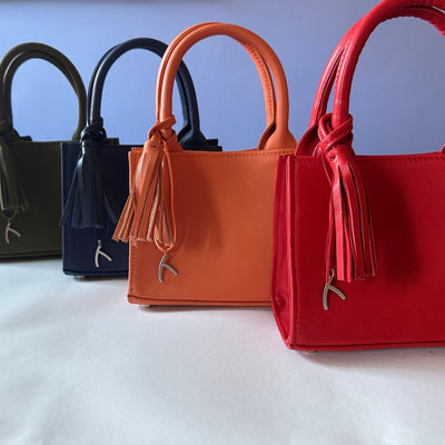 Bunte ABURY Taschen nebeneinander