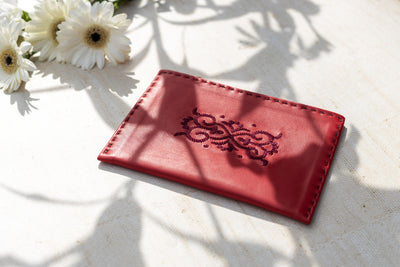 Besticktes, rotes Täschchen #farbe_rot