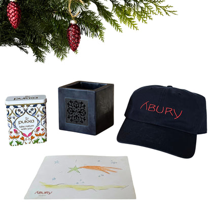 Supporter Weihnachtsset – Cap, Kerze, Tee & handbemalte Postkarte