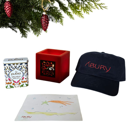 Supporter Weihnachtsset – Cap, Kerze, Tee & handbemalte Postkarte