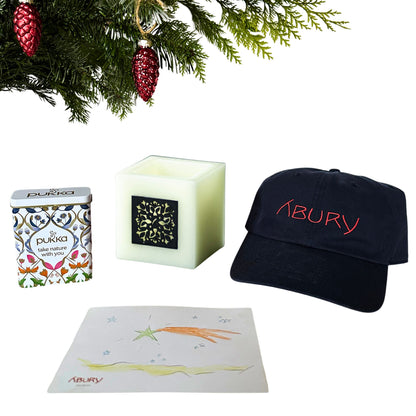 Supporter Weihnachtsset – Cap, Kerze, Tee & handbemalte Postkarte