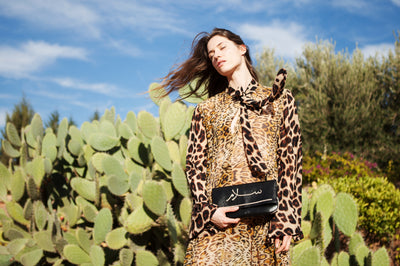 Frau mit schwarzem Peace Clutch aus Leder