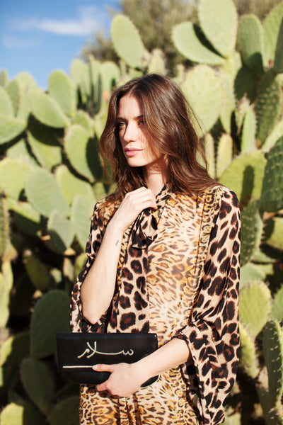 Frau mit schwarzem Peace Clutch aus Leder