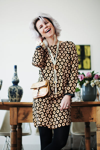 Frau mit goldener Mini Berber Umhängetasche.  #farbe_gold