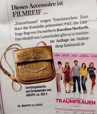 Foto aus einem Magazin über einen Artikel zu Traumfrauen und die goldene bestickte Berber-Umhängetasche aus Leder.