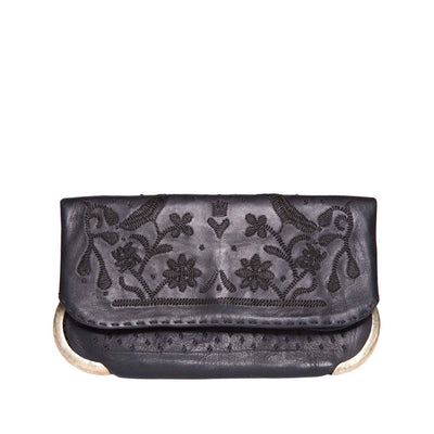 Vorderseite der schwarzen ABURY Lovebirds Clutch mit handgestickten Blumenmotiven. 
