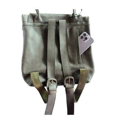 Rückseite des khakifarbenen Rucksacks. #farbe_khaki