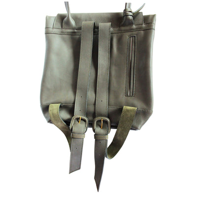 Rückseite des khakifarbenen Rucksacks.  #farbe_khaki