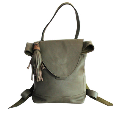 Vorderseite des khakifarbenen Rucksacks.  #farbe_khaki