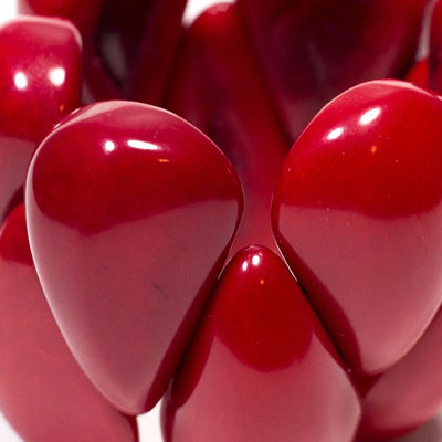 Nahaufnahme von dem roten Tagua Armband #farbe_rot