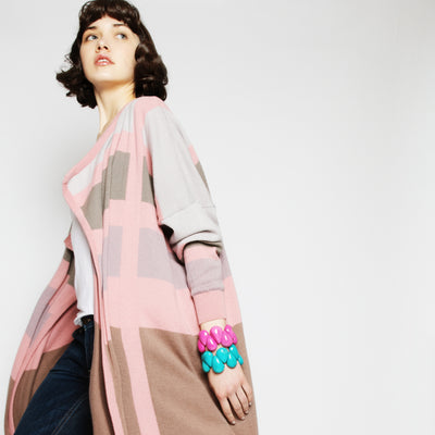 Frau trägt zwei Tagua-Armbänder in Pink und Türkis. #farbe_tuerkis 