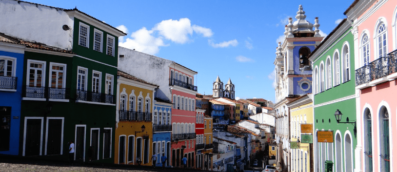 picture of a colourful street of salvador da bahia