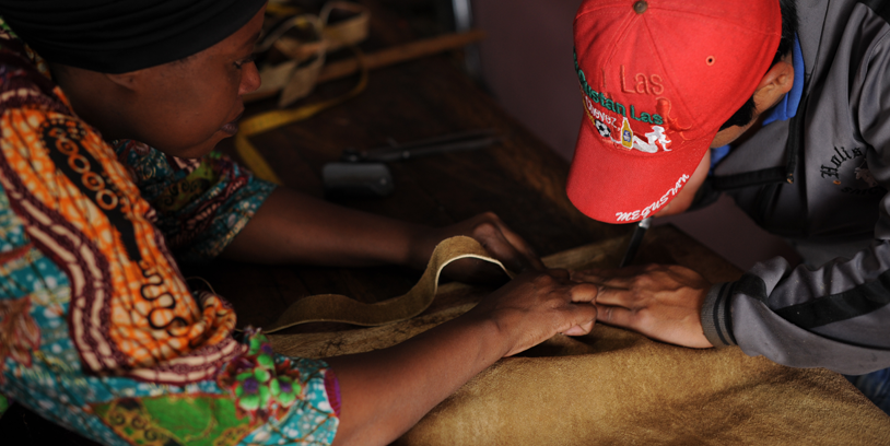 abury designer pam with artisan in ecuador