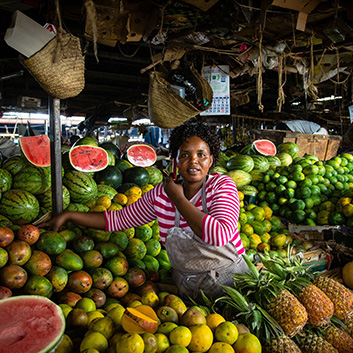 kenyan woman selling fruits on the market